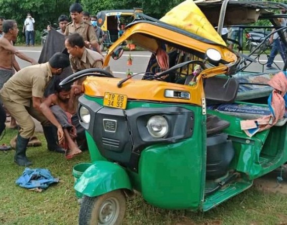 Sabroom : Head-on collision among auto and commander vehicle, 3 critically injured Sabroom : Head-on collision among auto and commander vehicle, 3 critically injured